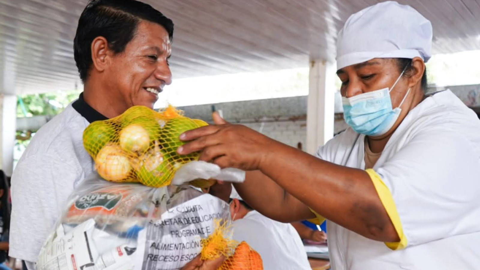 La alimentación escolar continúa en vacaciones: así se entregaron 221.966 canastas en La Guajira.